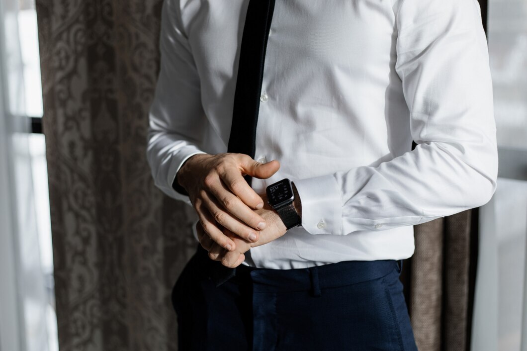 Jak dopasować dodatki do męskich koszul na stójce – poradnik stylizacji