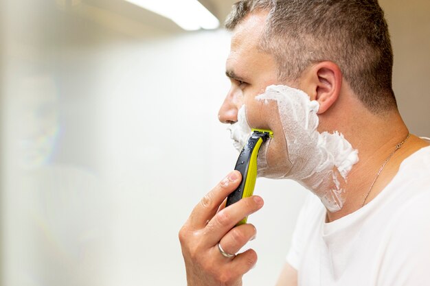 Sekrety idealnego golenia: jak zadbać o skórę przy codziennej pielęgnacji