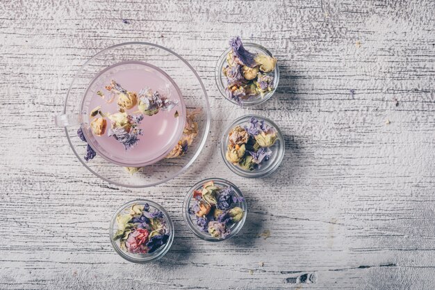 Jak ziołowe napary mogą wspierać naturalne piękno skóry?