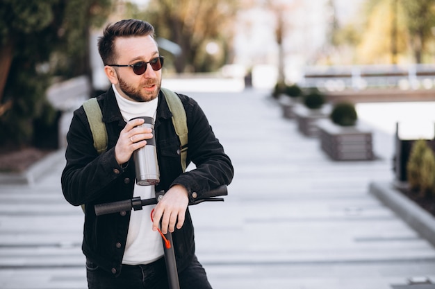 Jak wybrać wodoodporny plecak na laptopa, który sprawdzi się w każdych warunkach?