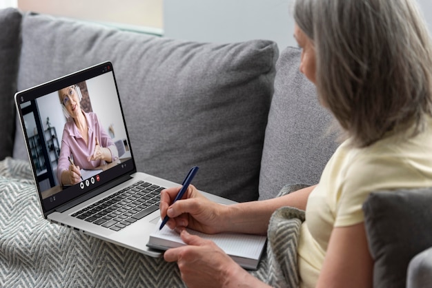 Jakie korzyści niesie ze sobą terapia online w porównaniu do tradycyjnych wizyt?